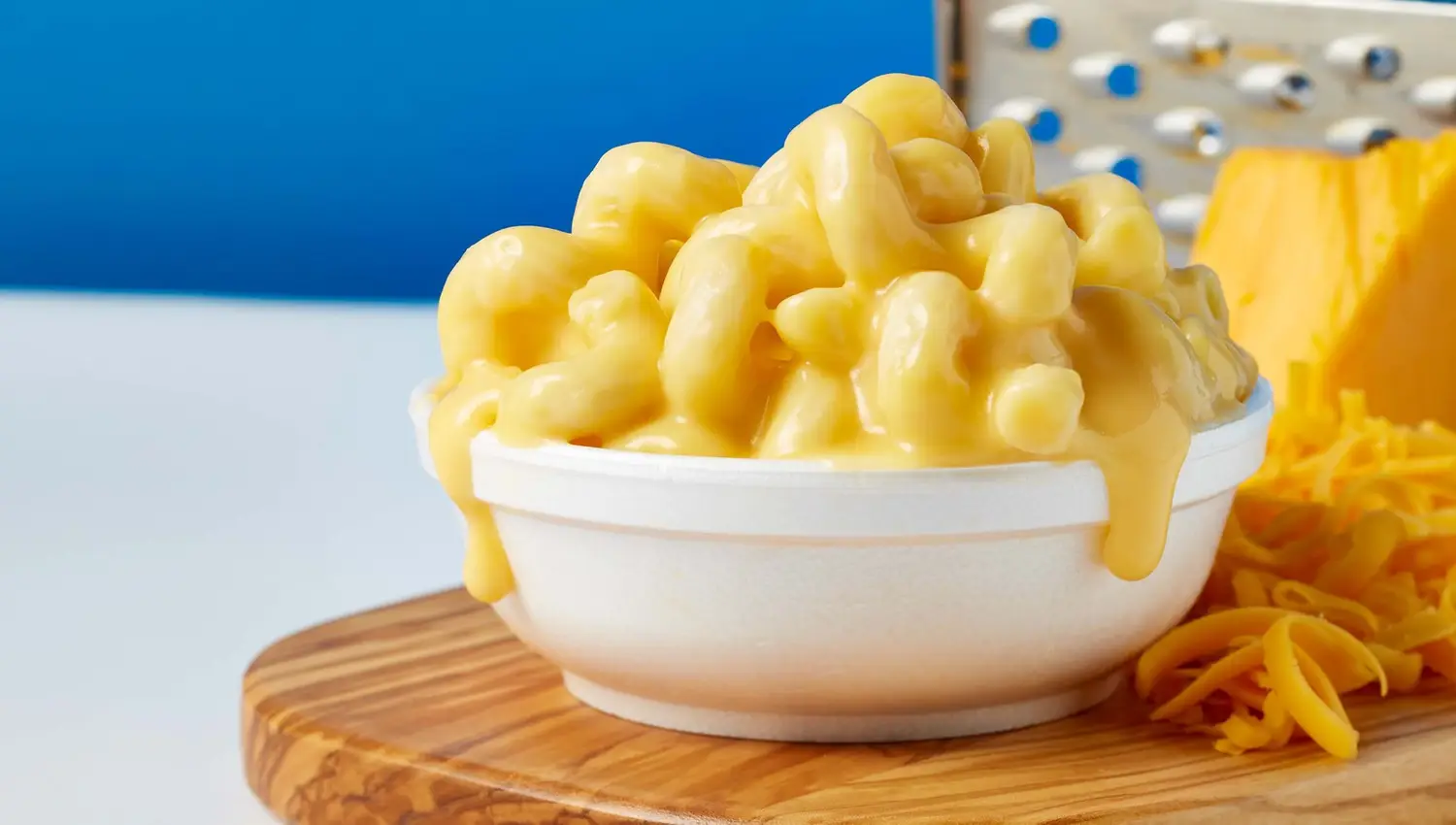Creamy macaroni and cheese in bowl
